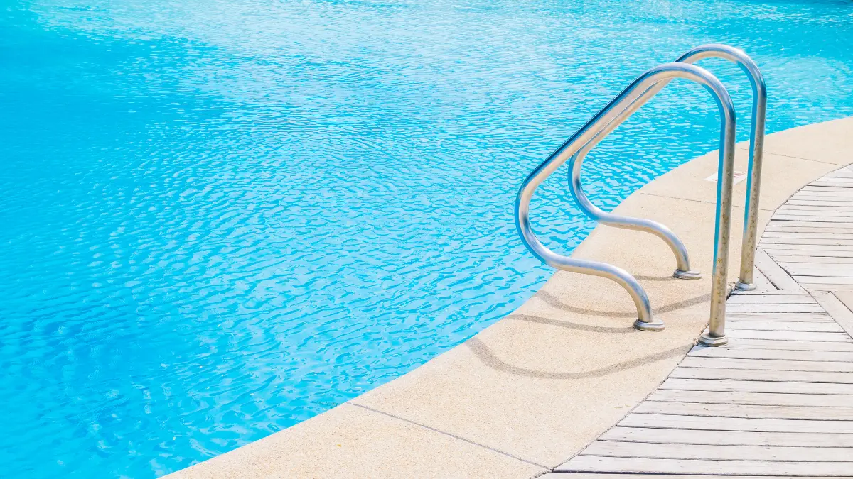 kelebihan kolam renang air asin