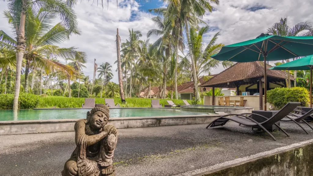 7 Rekomendasi Hiasan Kolam Renang, Tampilan Jadi Fancy!