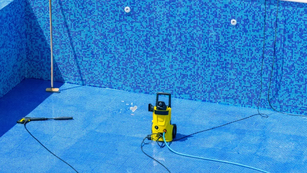 5 Tips Membersihkan Keramik Kolam Renang di Rumah, Mudah!