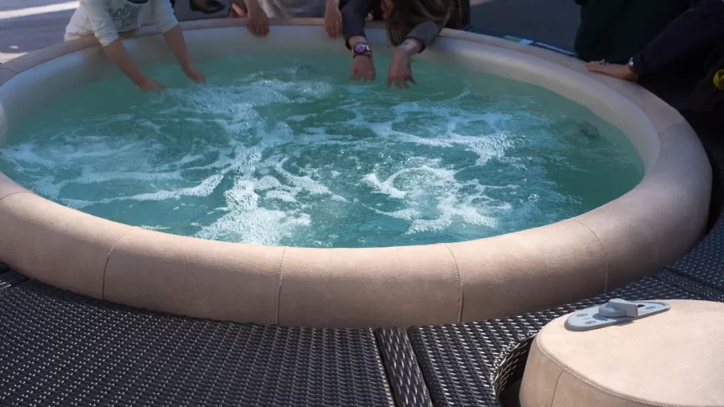 Apa Itu Kolam Renang Jacuzzi & Manfaatnya untuk Kesehatan!