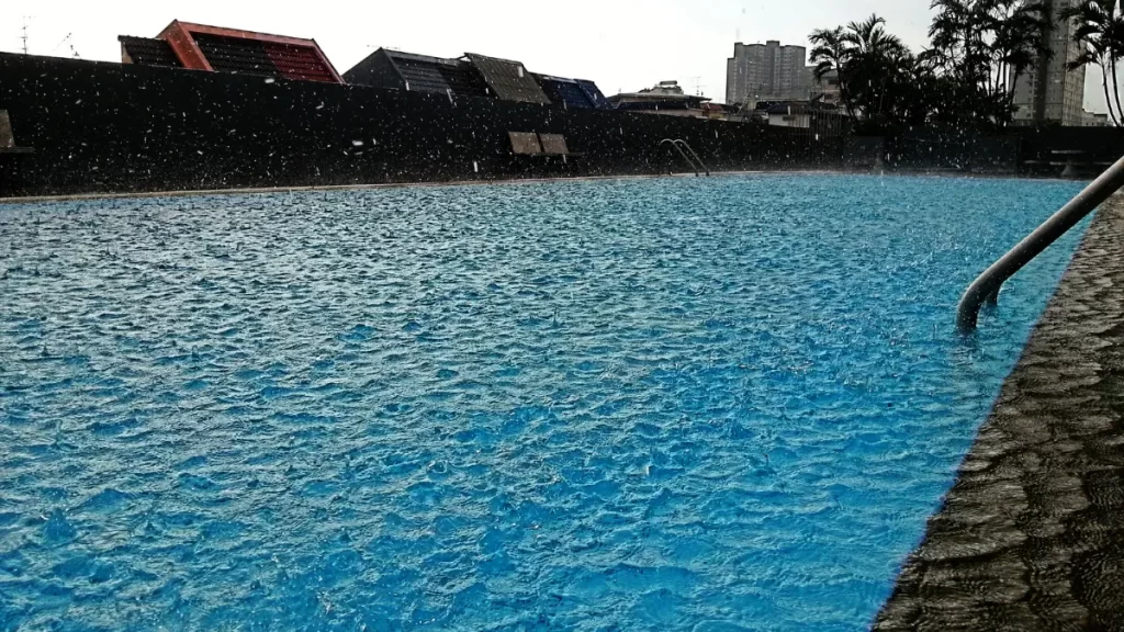 Dampak Air Hujan Pada Kolam Renang, Merugikan Kah?