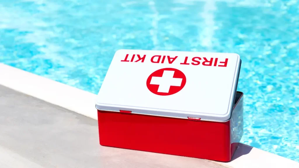 Barang Kotak P3K yang Harus Ada di Kolam Renang Agar Aman!