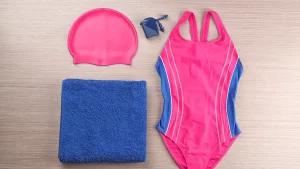 alasan perlu pakai baju renang saat berenang
