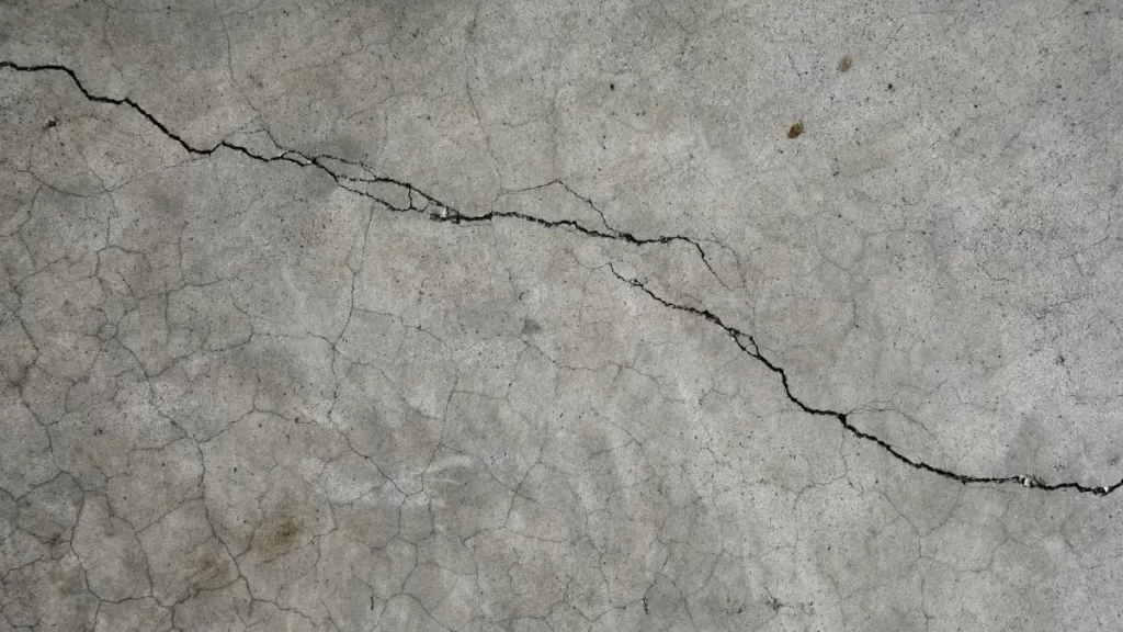 3 Cara Mengatasi Kebocoran Kolam Renang dan Penyebabnya!