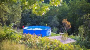 jenis kolam renang di atas tanah