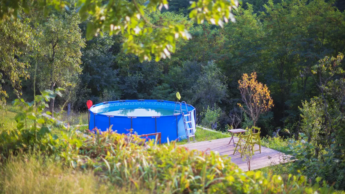 jenis kolam renang di atas tanah