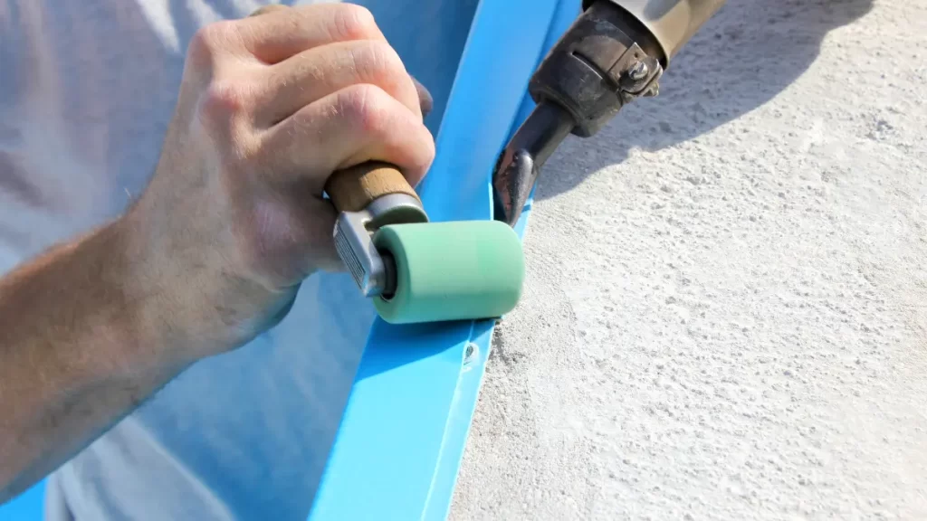 7 Tanda Saatnya Diperlukan Pelapis Kolam Renang di Rumah