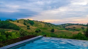 kolam renang di bukit