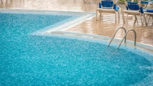 kolam renang saat hujan
