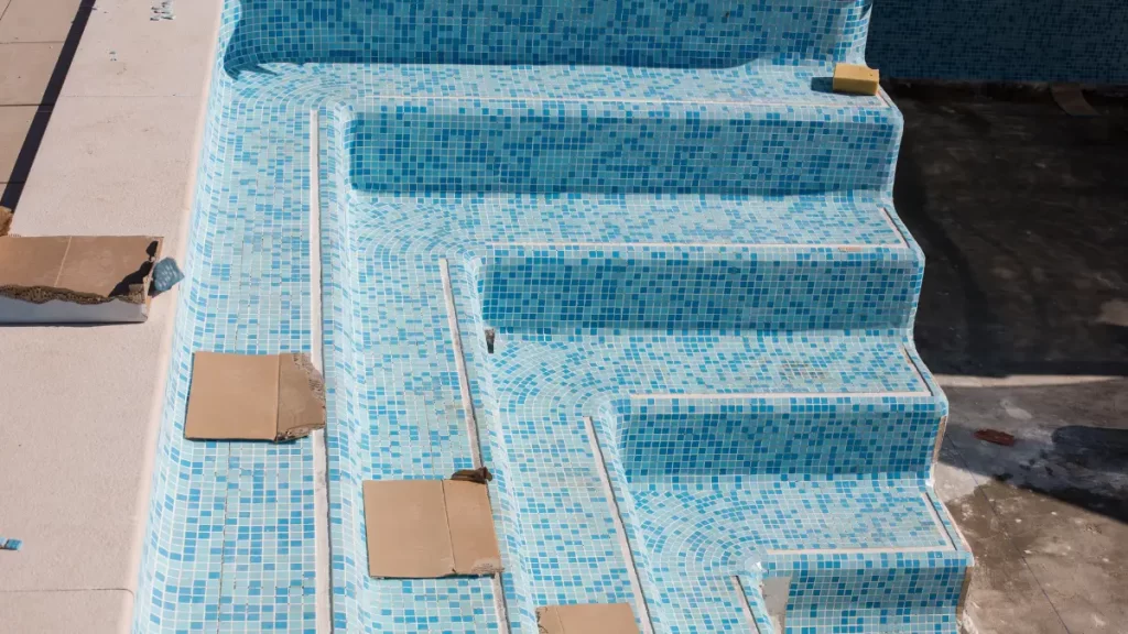 4 Kesalahan Saat Menggunakan Pembersih Ubin Kolam Renang