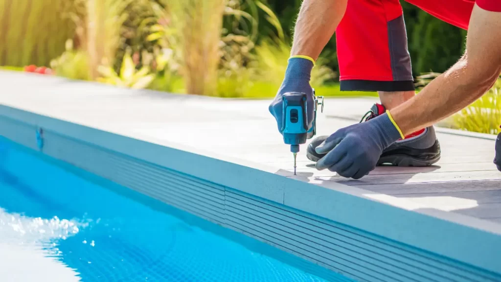 5 Kesalahan Umum dalam Perawatan Decking Kolam Renang