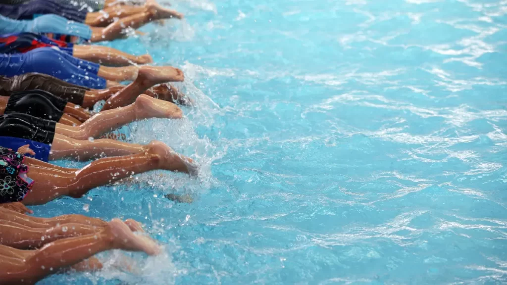 8 Tips Bagaimana Mengajari Anak Berenang Agar Cepat Mahir!