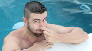 bahaya kencing di kolam renang