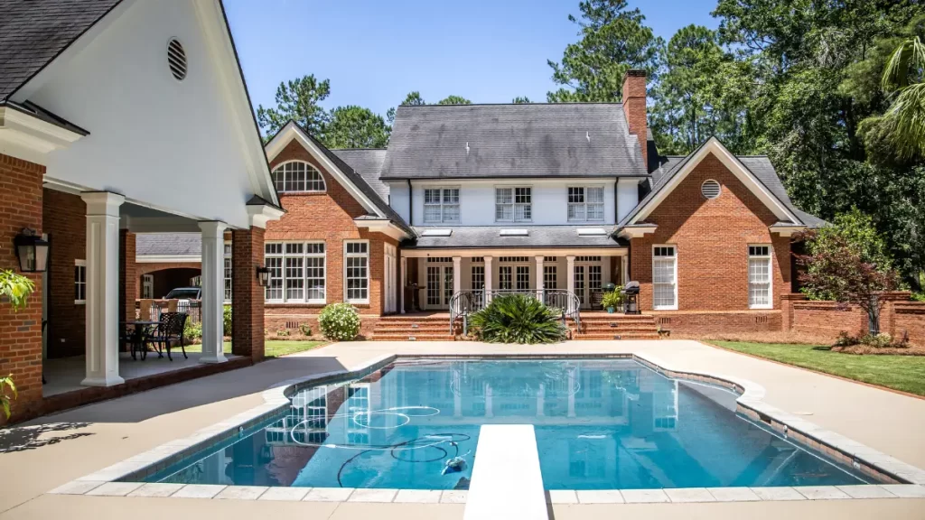 Ingin Beli Rumah dengan Kolam Renang? Perhatikan 5 Hal Ini!