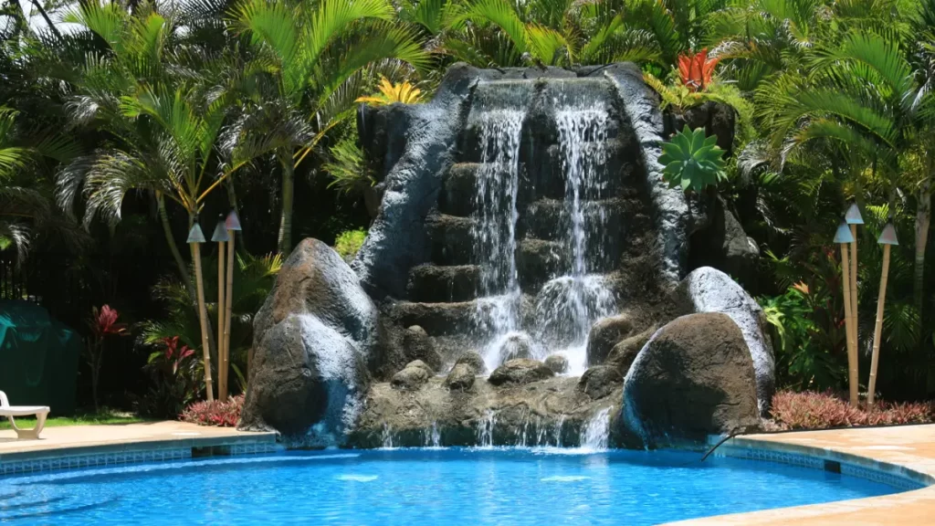 6 Alasan Harus Punya Waterfall Kolam Renang di Rumah!
