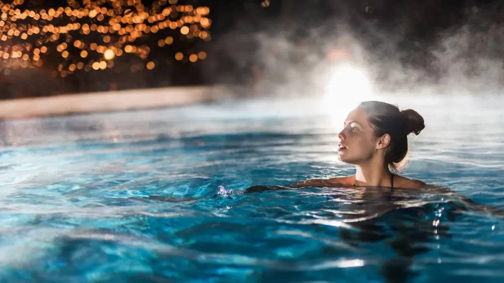 Perhatikan 6 Hal Ini Sebelum Berenang Malam Hari, Keep Safe!