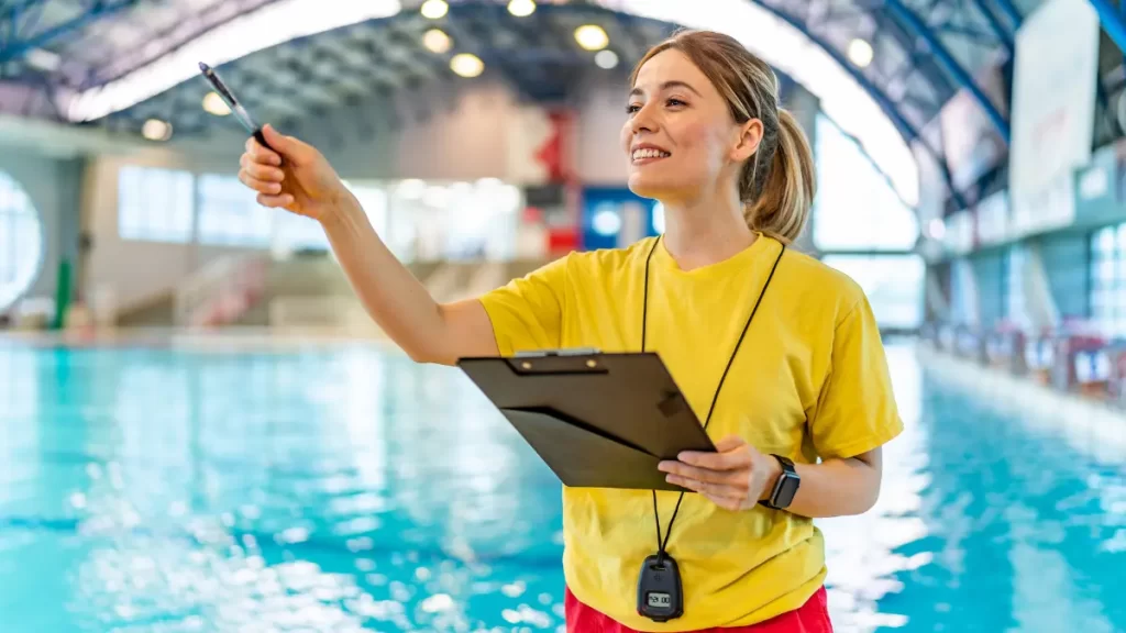pengawasan di kolam renang