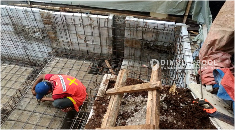 Desain Kolam Renang Outdoor di Bogor, Ada Pembatasnya!