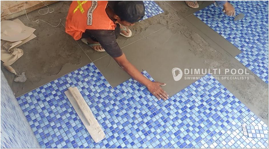 Desain Kolam Renang Outdoor di Bogor, Ada Pembatasnya!