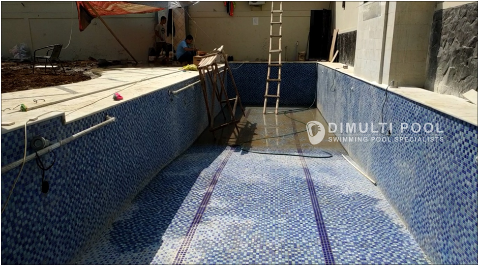Desain Kolam Renang Outdoor di Bogor, Ada Pembatasnya!