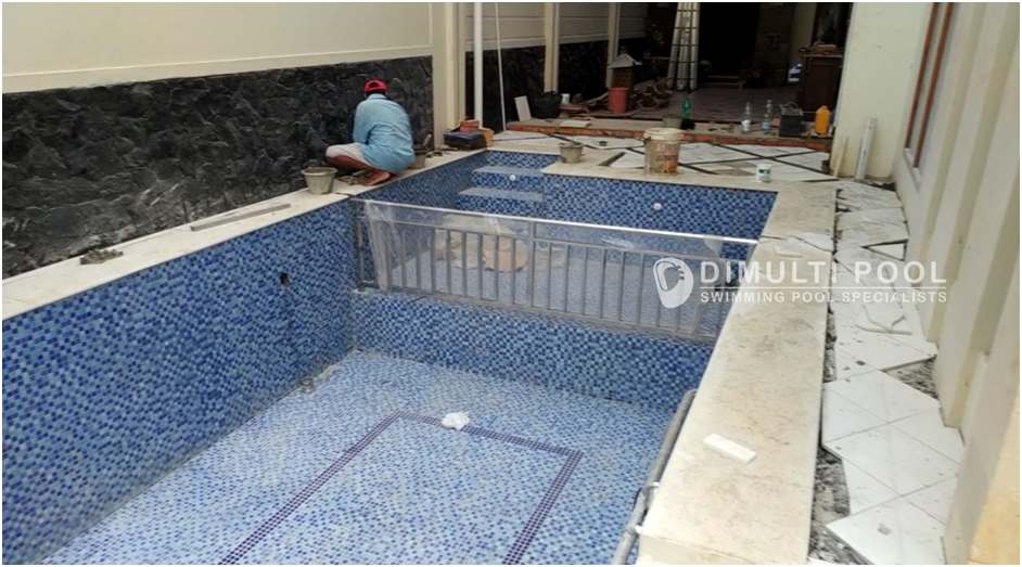 Desain Kolam Renang Outdoor di Bogor, Ada Pembatasnya!
