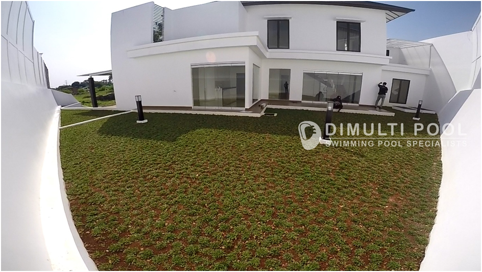 Contoh Desain Kolam Renang Semi Overflow, Terlihat Fancy!