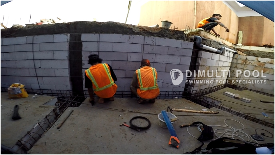 Contoh Desain Kolam Renang Semi Overflow, Terlihat Fancy!