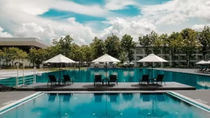 kenapa kolam renang berwarna biru