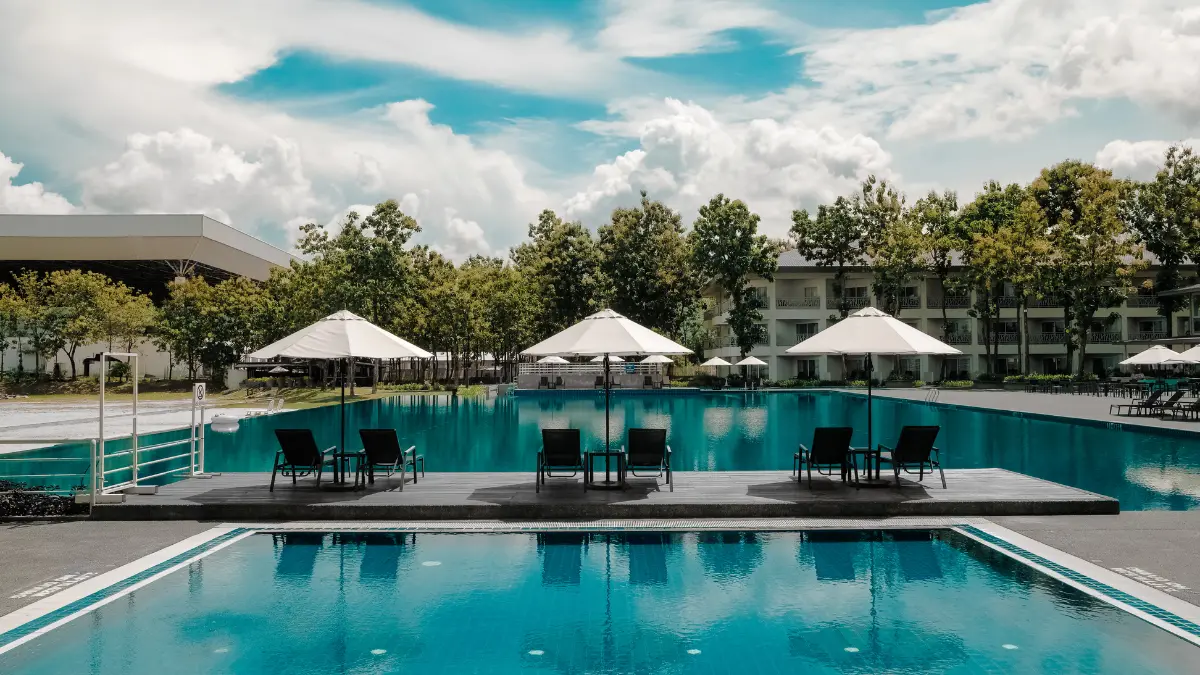 kenapa kolam renang berwarna biru