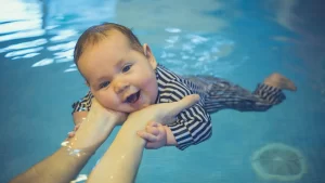 bayi berenang