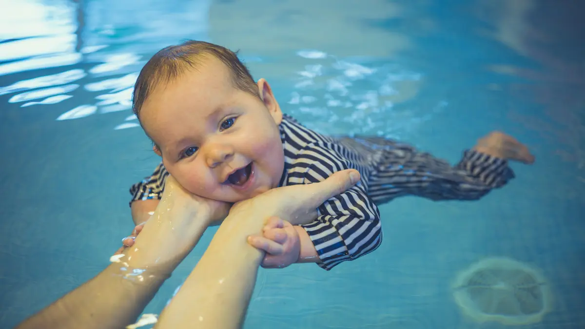 bayi berenang