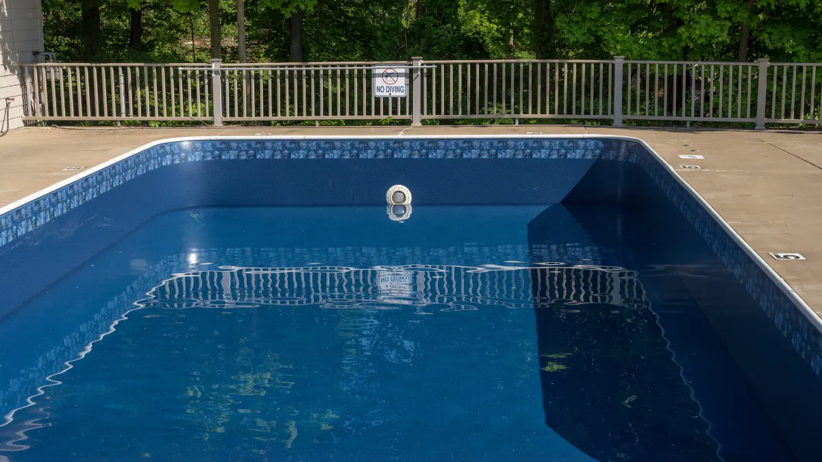 pelapis dinding kolam renang