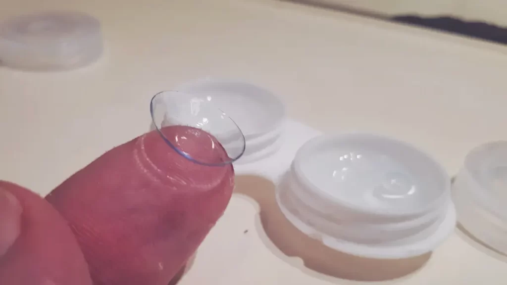 Bolehkah Berenang Pakai Softlens? Ini 3 Bahayanya untuk Mata