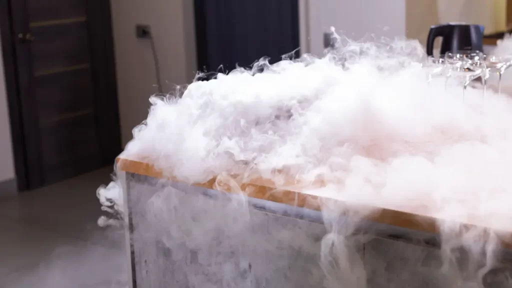 Kenali Bahaya Dry Ice, Jangan Masukkan ke Kolam Renang!