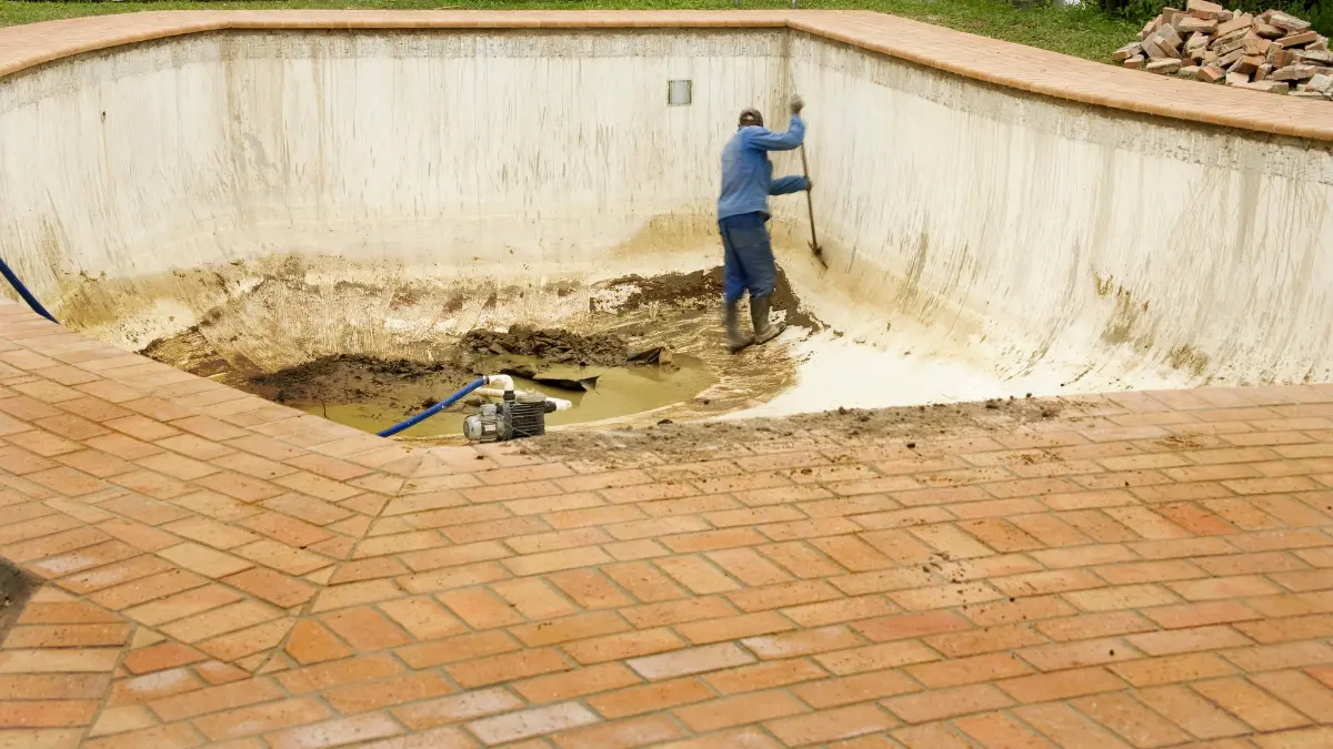 renovasi kolam renang di rumah