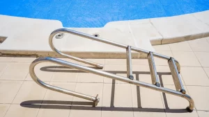 manfaat tangga kolam renang