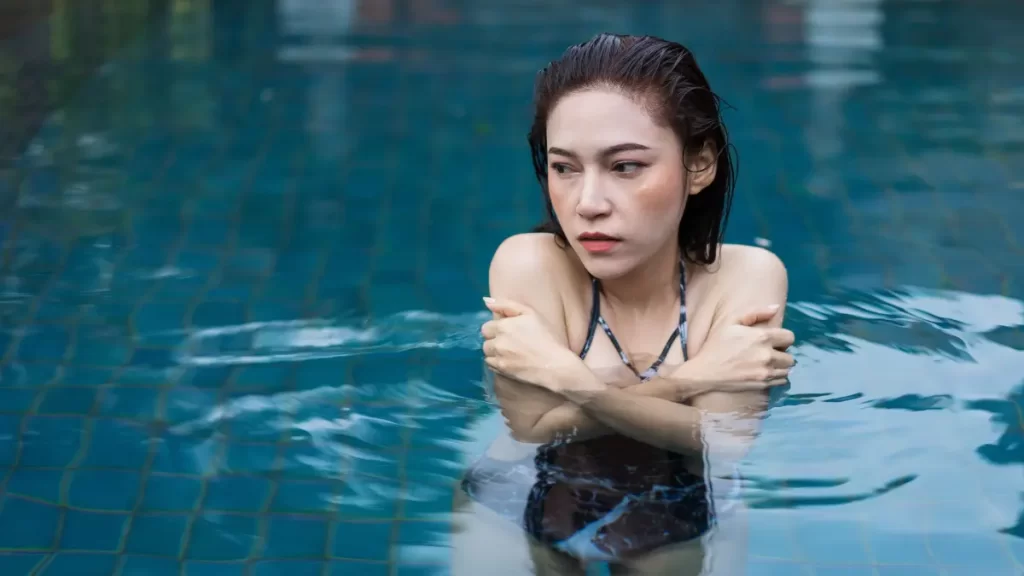 Berendam di Kolam Air Dingin, 4 Tips Agar Tubuh Tetap Hangat