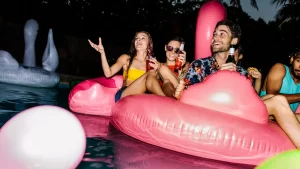 pesta di pinggir kolam renang