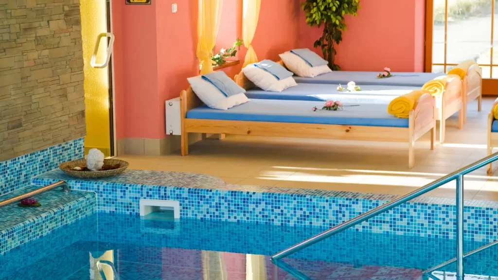 Spa vs Swim Spa, Perbedaan, Manfaat & 3 Cara Perawatannya!
