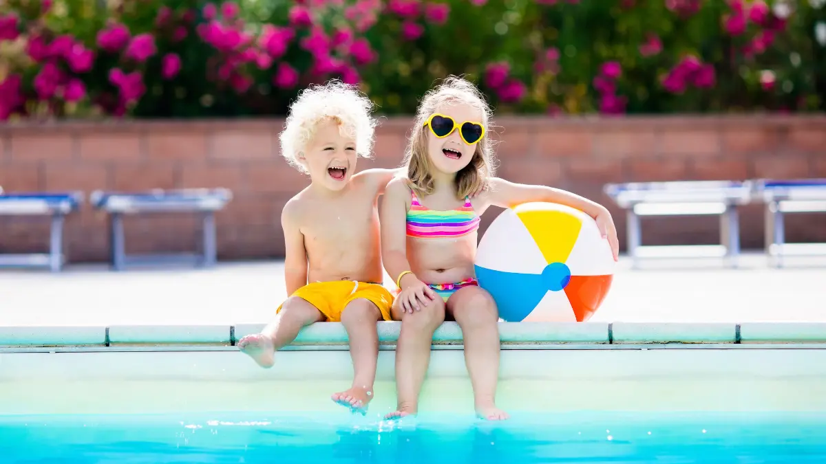 bermain di kolam renang