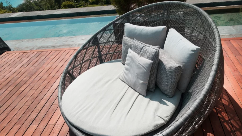 4 Cara Merawat Furniture Kolam Renang Sesuai Materialnya!