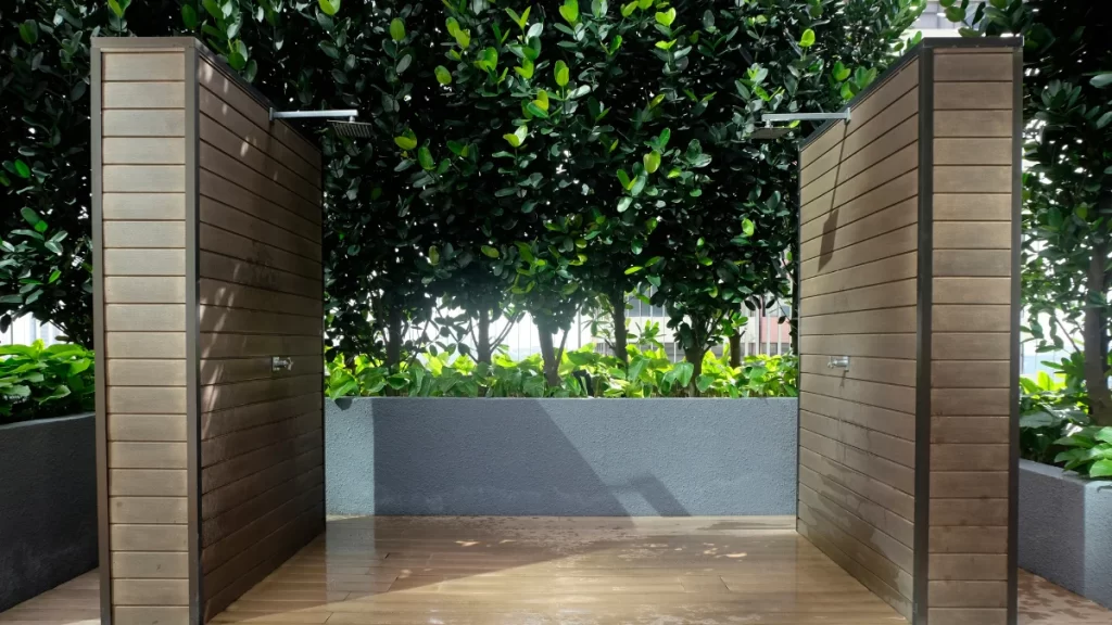 Pemasangan Area Bilas Kolam Renang & 4 Contoh Desainnya!