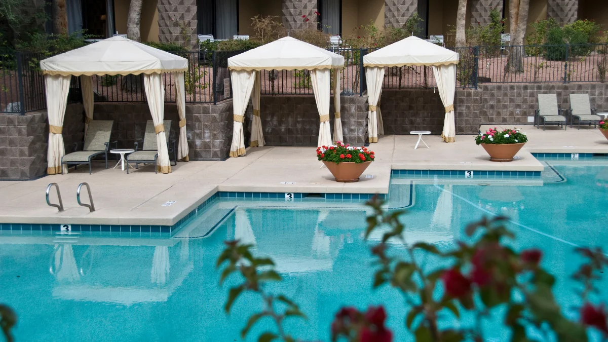 aksesoris untuk berteduh di kolam renang