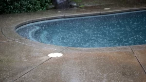 mempersiapkan kolam renang saat hujan