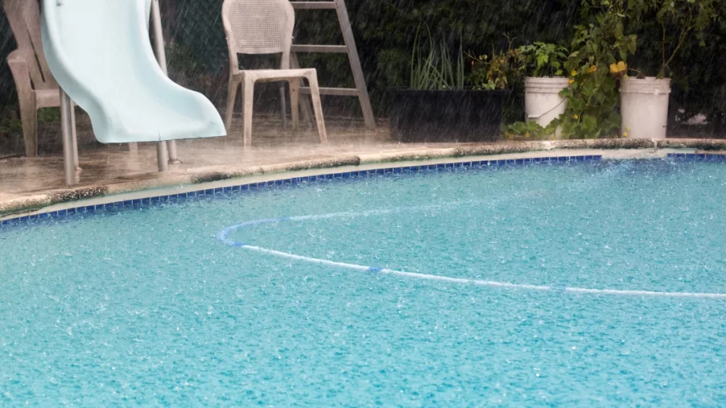 5 Cara Mempersiapkan Kolam Renang saat Hujan!