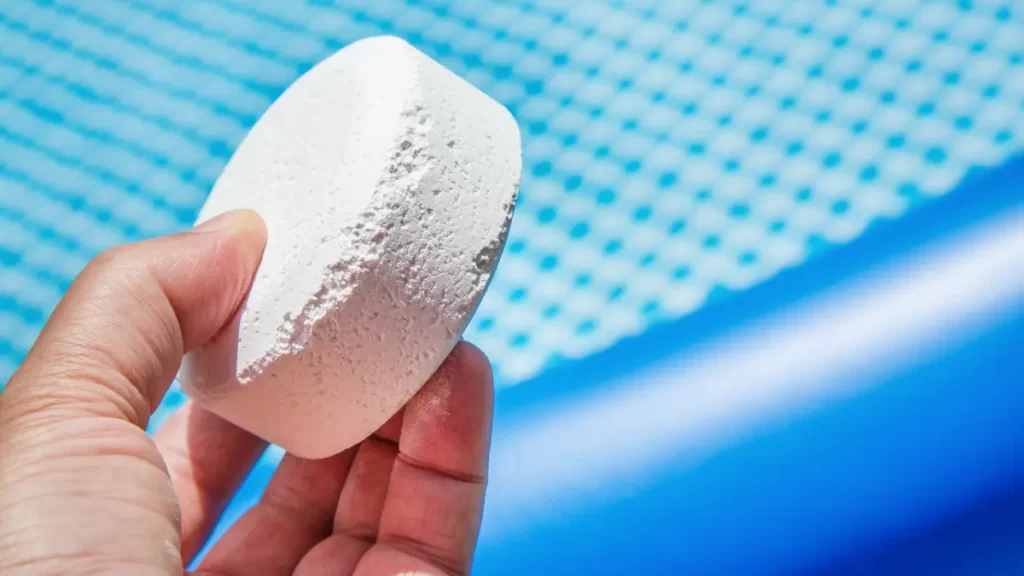 4 Cara Gunakan Produk Pengurang Klorin pada Kolam Renang