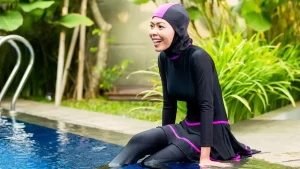 mencuci baju renang