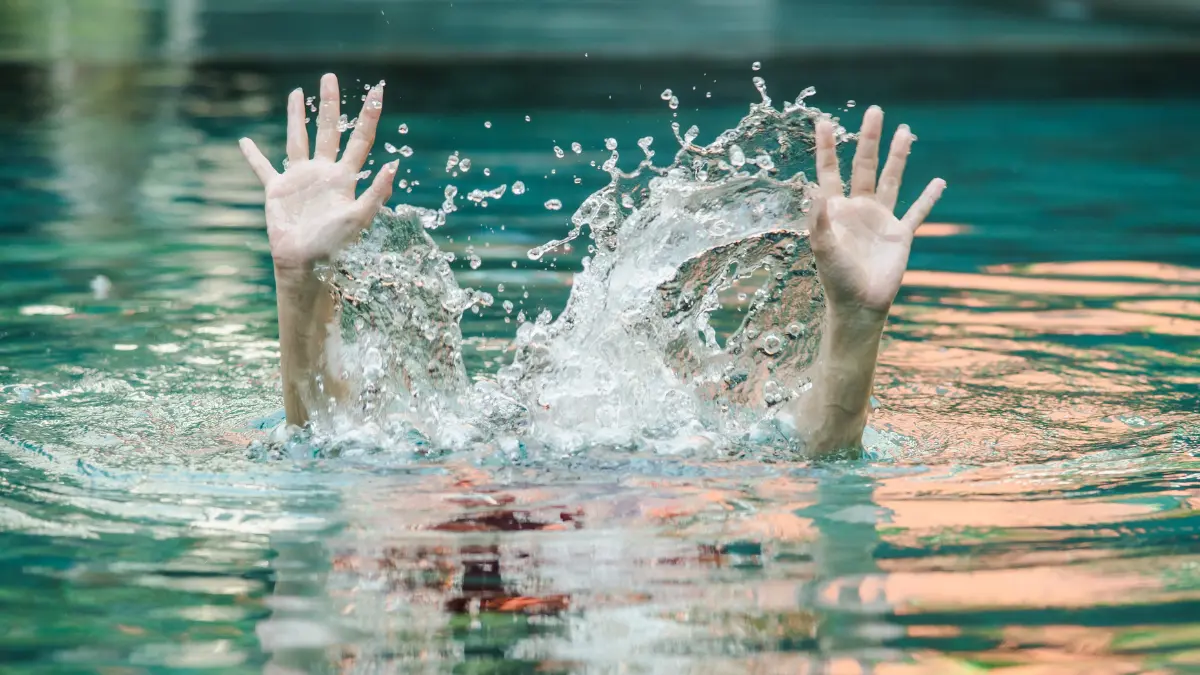 anak tenggelam di kolam renang