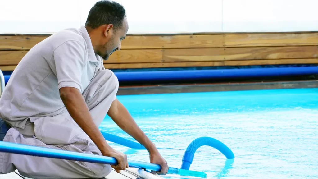 Bagaimana Cara Menjaga Kebersihan Kolam Renang di Rumah?