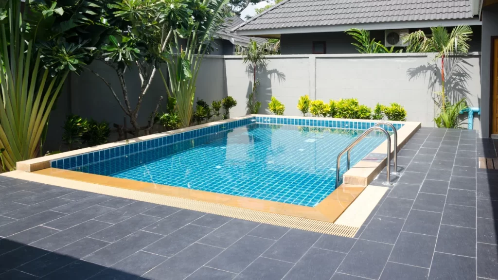 5 Perbedaan Finishing Keramik dan Batu Alam di Kolam Renang!